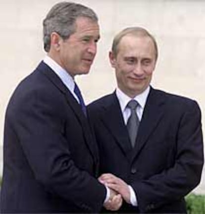 Los presidentes Bush y Putin se saludan ayer en el castillo esloveno de Brdo.