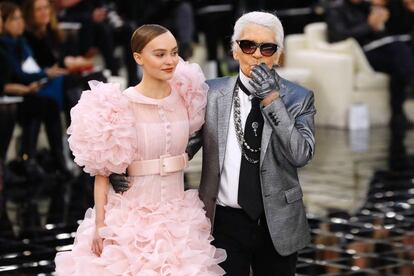 Lily-Rose Depp y Karl Lagerfeld saludan tras el desfile de alta costura de Chanel.