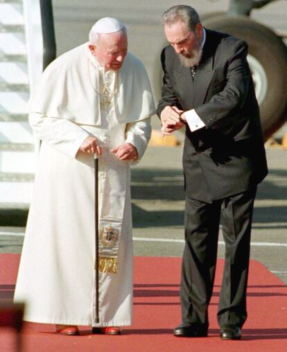 Fidel Castro recibe a Juan Pablo II durante la histórica visita del Papa a la isla en enero de 1998.