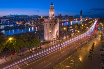 La torre del Oro de Sevilla, cuyo origen se remonta al siglo XIII, se encuentra en la orilla izquierda del río Guadalquivir.