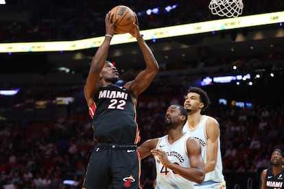 Los jugadores de Miami Heat disputan un partido frente a San Antonio Spurs.