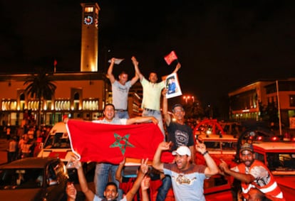 Un grupo de marroquíes celebran en las calles de Casablanca el discurso de Mohamed VI.