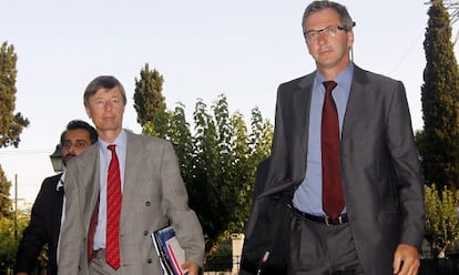 El jefe de la misión del Banco Central Europeo (BCE) para Grecia, Klaus Masuch (d), y el de la Comisión Europea, Matthias Morse (i), a su llegada al ministerio de Interior en Atenas (Grecia), en una imagen de archivo.