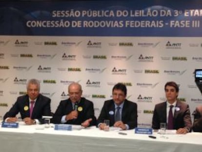 Mesa da coletiva de imprensa do leilão da BR-163 na BM&FBovespa, com César Borges (segundo da esquerda para direita), ministro dos transportes.