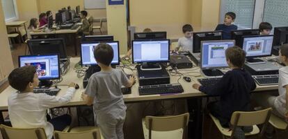 Ni&ntilde;os con ordenadores en la clase de inform&aacute;tica de un colegio p&uacute;blico. 