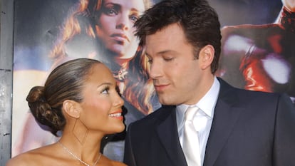 Jennifer Lopez e Ben Affleck na estreia de ‘Demolidor’, em Los Angeles, em fevereiro de 2003. 