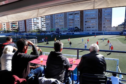 Instalaciones y ambiente de los aficionados del Club Esportiu Europa en Barcelona.