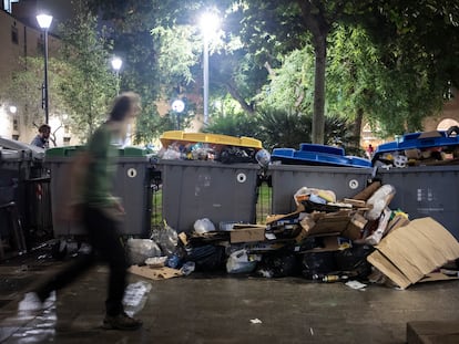 Contenedores de basura llenos en el barrio del Raval.