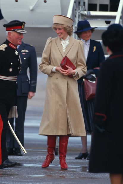 La princesa Diana, con uno de los muchos diseños que vistió de Caroline Charles. En la foto, durante una visita a Derby en 1985.