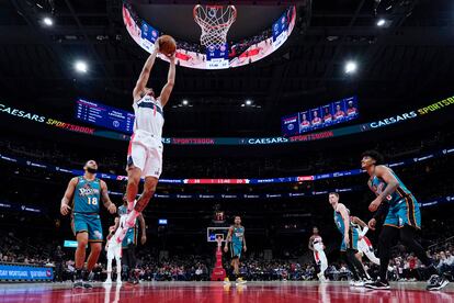 Un lance del partido de este martes entre los Washington Wizards y los Detroit Pistons en Washington