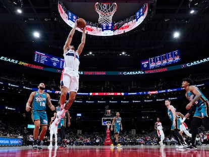 Un lance del partido de este martes entre los Washington Wizards y los Detroit Pistons, en Washington.