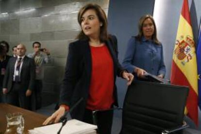 La vicepresidenta del Gobierno, Soraya Sáenz de Santamaría (i), y la ministra de Sanidad, Servicios Sociales e Igualdad, Ana Mato, en la rueda de prensa posterior a la reunión del Consejo de Ministros.