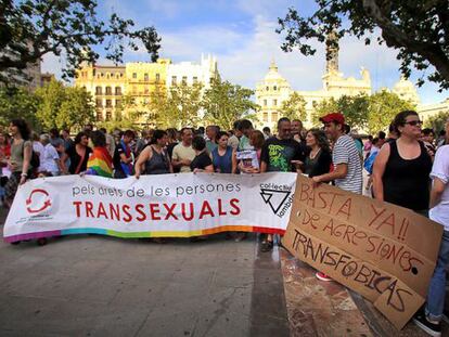 Una concentración de condena de las agresiones a transexuales en Valencia en 2014.