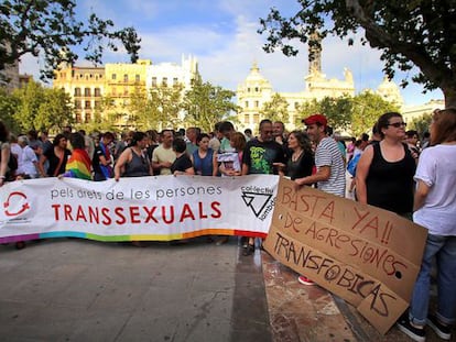 Concentración de condena a las agresiones a transexuales en Valencia en 2014.