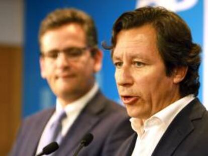 El presidente del PP vasco, Antonio Basagoiti (i), junto al vicesecretario de Organización del partido, Carlos Floriano (d), en una rueda de prensa tras la reunión que han mantenido esta mañana tratar diversas entre otras relacionadas con las elecciones vascas del próximo 21 de octubre.