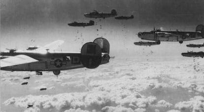 Esquadrão de bombardeiros dos EUA, durante um ataque estratégico sobre a Alemanha.