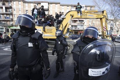 Agentes de Policía Municipal ante las personas subidas en una excavadora que trataban de evitar el desalojo de la vivienda en el número 29 de la calle Ofelia Nieto, situada en el barrio madrileño de Tetuán, la única que quedaba sin desalojar dentro del ámbito de planeamiento del distrito.