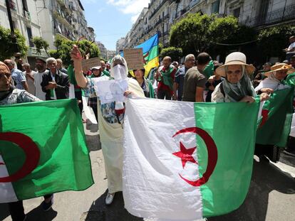 Protesta de mujeres argelinas este viernes en Argel.