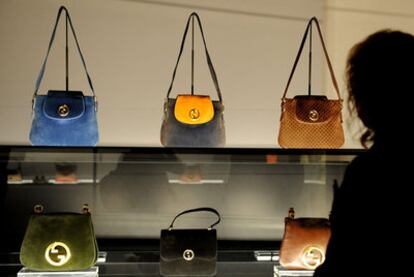 Una mujer observa una colección de bolsos del museo de Gucci inaugurado ayer.