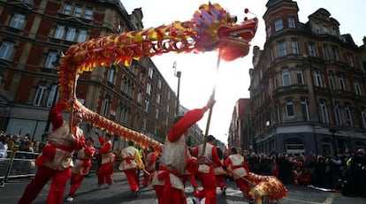 Artistas participan en el desfile para celebrar el pasado A&ntilde;o Nuevo Chino en Londres.