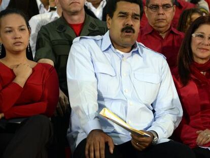 Nicolas Maduro, entre Rosa Virginia Ch&aacute;vez a la izquierda y Cilia Flores, su esposa.
 