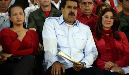 Nicolas Maduro, entre Rosa Virginia Ch&aacute;vez a la izquierda y Cilia Flores, su esposa.
 