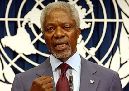 El secretario general de la ONU, Kofi Annan, durante una rueda de prensa en la sede de la ONU en Nueva York.