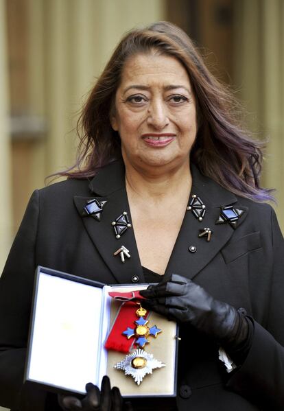 Zaha Hadid con la condecoración de la Orden del Imperio Británico en el Palacio de Buckinham. Reconocimiento que le otorgó el título de Dama (2012).