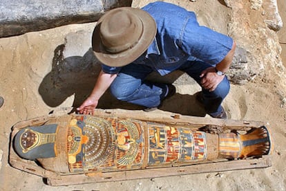 El secretario general del Consejo Supremo de Antigüedades de Egipto, Zahi Hawass, junto a la momia.