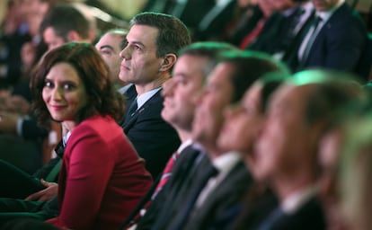 La presidenta de la Comunidad de Madrid, Isabel Díaz Ayuso, y el presidente del Gobierno, Pedro Sánchez (a su derecha), en marzo de 2020.
