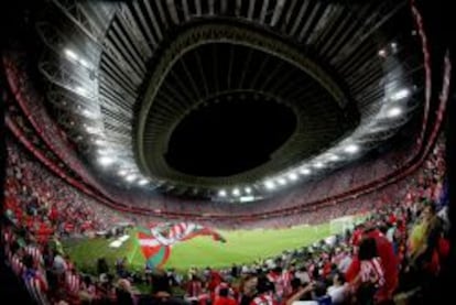 Imagen del estadio de San Mamés, durante el encuentro correspondiente a la segunda jornada de primera división que disputaron el Athletic de Bilbao y el F. C. Barcelona.