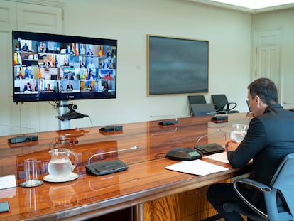 El presidente del Gobierno, Pedro Sánchez, en una conferencia con los presidentes autonómicos el pasado mayo.