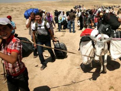 Refugiados sirios cruzan la frontera con el Kurdistán irakí.