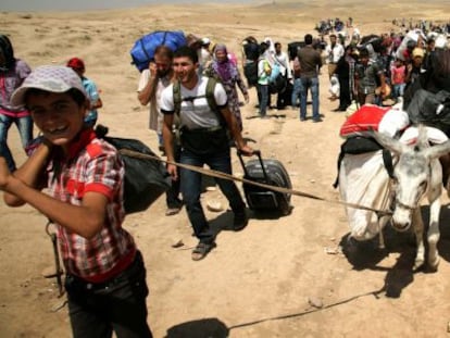 Refugiados sirios cruzan la frontera con el Kurdistán irakí.