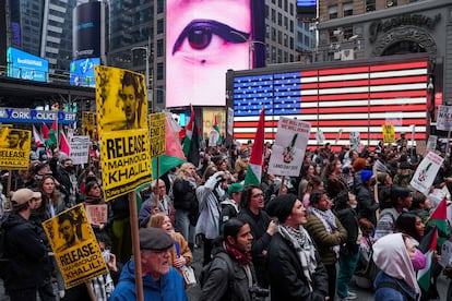 Manifestación propalestina en Nueva York, el pasado 30 de marzo. Algunas pancartas piden la liberación del estudiante de la Universidad de Columbia Mahmoud Khalil.