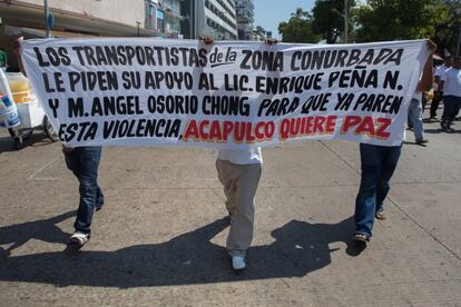 Comerciantes, taxistas e motoristas de ônibus manifestando-se por uma Acapulco mais segura neste mês.