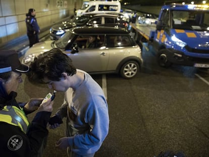 Un conductor realiza la prueba de alcoholemia en el túnel del paseo de la Castellana. 