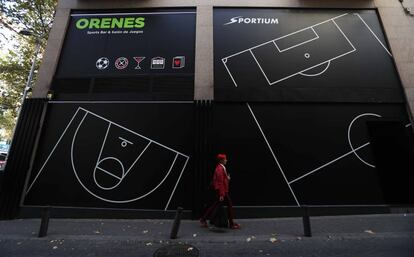Una mujer pasa por delante de un salón de juego de la empresa Sportium, en el distrito de Tetuán de Madrid.