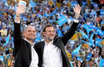 Mariano Rajoy y Camps saludan a los asistentes al mitin que el PP ofreció el 17 de mayo en la plaza de toros de Valencia.