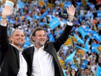 Mariano Rajoy y Camps saludan a los asistentes al mitin que el PP ofreció el 17 de mayo en la plaza de toros de Valencia.