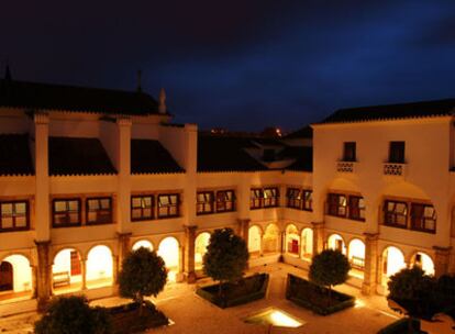 Patio de la <i>pousada</i> de Dom João IV, en Portugal.