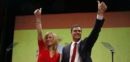 Begoña Gómez y Pedro Sánchez, este domingo, durante la proclamación.
