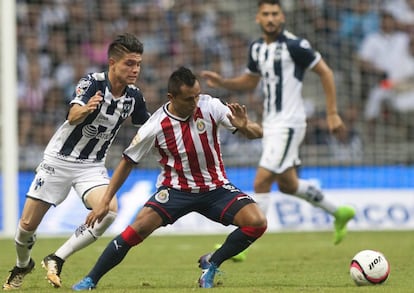 González en busca del balón frente a Edwin Hernández.