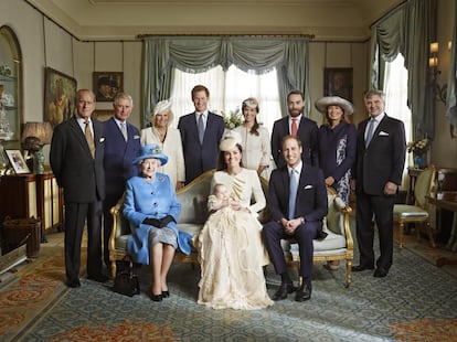 Fotografía histórica de la Casa Real del Reino Unido, con cuatro generaciones de la familia Windsor, en Clarence House, Londres, con motivo del bautizo del príncipe Jorge hijo del príncipe Guillermo y Catalina, la reina Isabell II, Catalina de Cambridge con su hijo Jorge, el príncipe Guillermo; Felipe de Edimburgo, Carlos, Camila, Enrique y Pippa, James, Carole y Michael Middleton, el 23 de octubre de 2013.