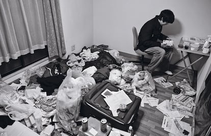 Riki Cook, de 23 años, acumula en su habitación ropa y basura. Se alimenta de bandejas de comida preparada. Vivió tres años solo en Hawai.
