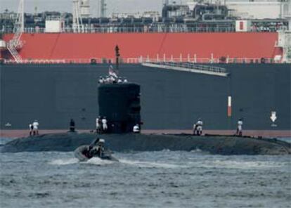 El submarino nuclear británico <i>Tireless,</i> en la bahía de Algeciras tras abandonar Gibraltar.