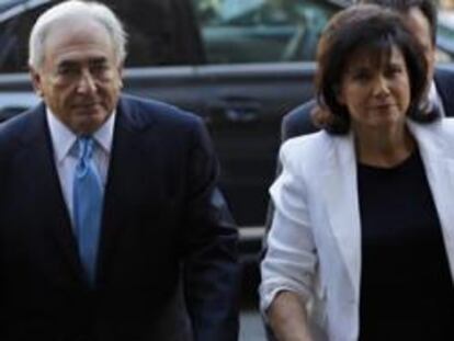 El exdirector gerente del FMI, Dominique Strauss Kahn, con su mujer y su abogado