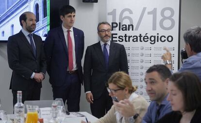 El presidente de Fagor Grupo Mueble, Francisco Vera, y el director general, Jorge Álvarez, junto al director general de la SPRI, Alexander Arriola.