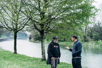 El fotógrafo Gari Garaialde (con gorra) y Asier Urbieta, director de 'La isla de los Faisanes'.