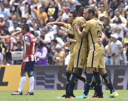 Los jugadores de Pumas celebran la victoria contra Chivas